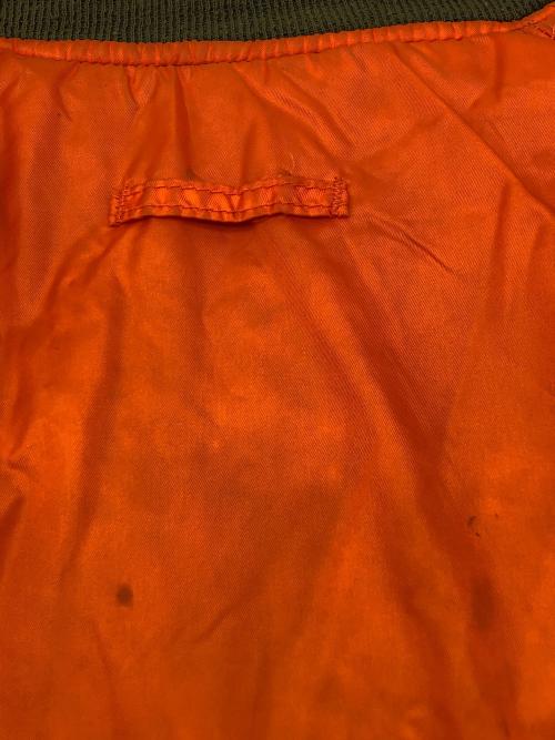 ALPHA INDUSTRIES（アルファインダストリーズ）ALPHA INDUSTRIES (アルファインダストリーズ) MA-1ジャケット　ストック:0615-00-573-8335 カーキ×オレンジ サイズ:XLの古着・服飾アイテム