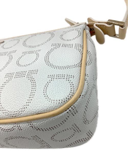 Salvatore Ferragamo（サルヴァトーレ フェラガモ）Salvatore Ferragamo (サルヴァトーレ フェラガモ) ガンチーニプリントPVCハンドバッグ ホワイト×ベージュの古着・服飾アイテム