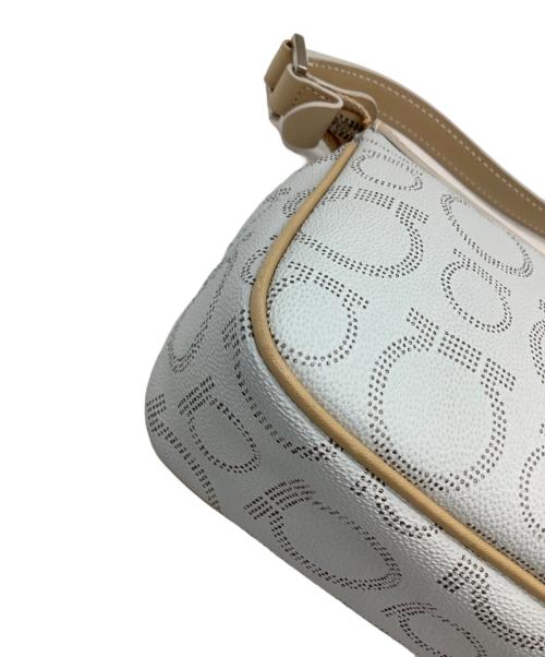 Salvatore Ferragamo（サルヴァトーレ フェラガモ）Salvatore Ferragamo (サルヴァトーレ フェラガモ) ガンチーニプリントPVCハンドバッグ ホワイト×ベージュの古着・服飾アイテム