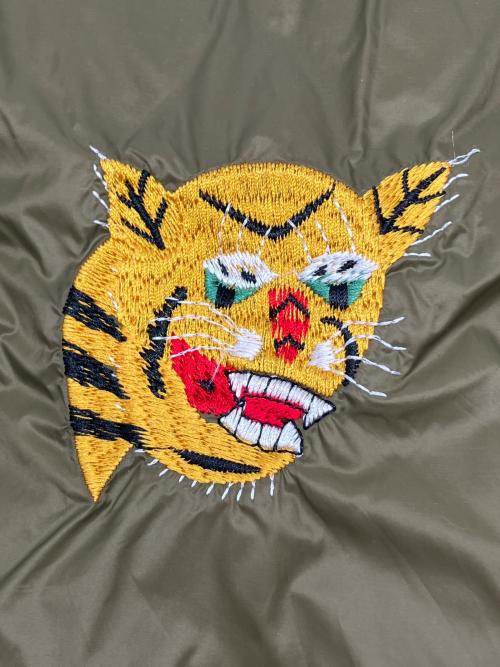 BEAMS Lights（ビームスライト）BEAMS Lights (ビームスライト) TAION (タイオン) ダウンジャケット ベトジャン リバーシブル インナーダウン 刺繍装飾 2023年モデル カーキ サイズ:Ｍの古着・服飾アイテム