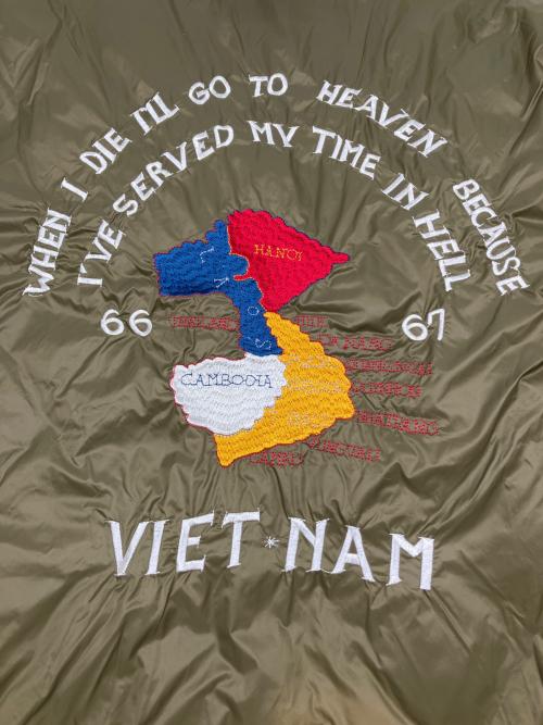 BEAMS Lights（ビームスライト）BEAMS Lights (ビームスライト) TAION (タイオン) ダウンジャケット ベトジャン リバーシブル インナーダウン 刺繍装飾 2023年モデル カーキ サイズ:Ｍの古着・服飾アイテム