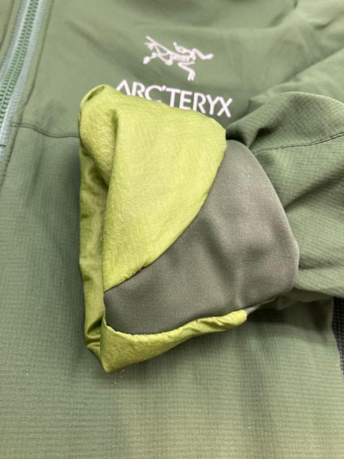 ARC'TERYX（アークテリクス）ARC'TERYX (アークテリクス) ATOM AR HOODY カーキ サイズ:Sの古着・服飾アイテム