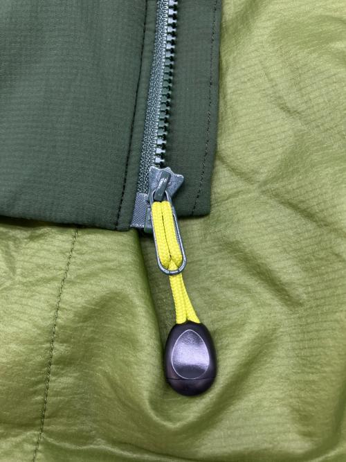 ARC'TERYX（アークテリクス）ARC'TERYX (アークテリクス) ATOM AR HOODY カーキ サイズ:Sの古着・服飾アイテム