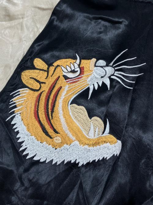 花旅楽団（ハナタビガクダン）花旅楽団 (ハナタビガクダン) リバーシブルスカジャン 虎 ブラック×グレージュ サイズ:XLの古着・服飾アイテム