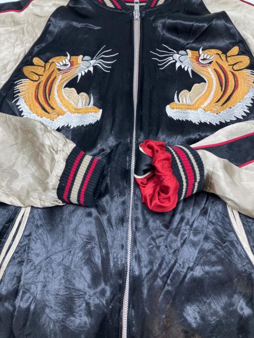 花旅楽団（ハナタビガクダン）花旅楽団 (ハナタビガクダン) リバーシブルスカジャン 虎 ブラック×グレージュ サイズ:XLの古着・服飾アイテム