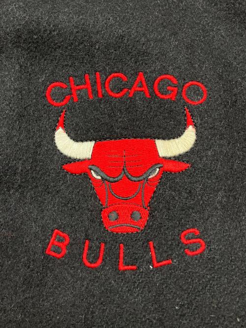 NBA OFFICIAL LICENSED（エヌビーエー・オフィシャル・ライセンスト）NBA OFFICIAL LICENSED (エヌビーエー・オフィシャル・ライセンスト) 90sスタジャン　シカゴ・ブルズ　USA製　古着 レッド×ブラック サイズ:Lの古着・服飾アイテム