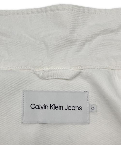 Calvin Klein Jeans（カルバンクラインジーンズ）Calvin Klein Jeans (カルバンクラインジーンズ) ショート丈デニムジャケット ホワイト サイズ:XSの古着・服飾アイテム