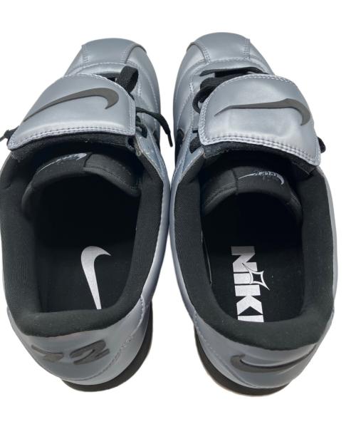 NIKE（ナイキ）NIKE (ナイキ) 	CORTEZ SE MTLC COOL GREY/BLACK-GUM DARK BROWN シルバー×ブラック サイズ:26.5の古着・服飾アイテム