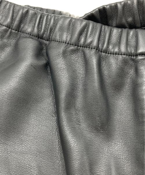 MM6 Maison Margiela（エムエムシックスメゾンマルジェラ）MM6 Maison Margiela (エムエムシックスメゾンマルジェラ) フェイクレザーパンツ ブラック サイズ:36の古着・服飾アイテム
