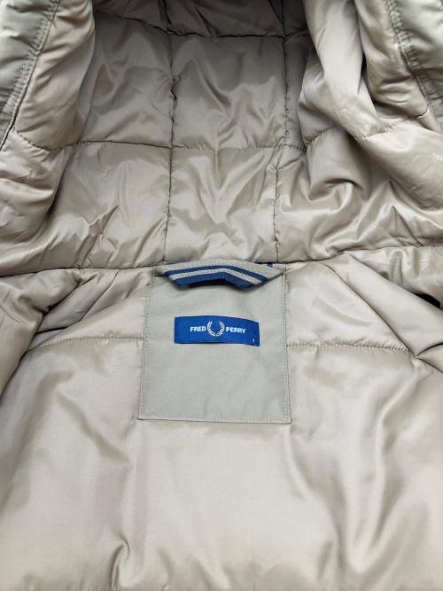 FRED PERRY（フレッドペリー）FRED PERRY (フレッドペリー) 中綿ジャケット　パテッドジップ スルージャケット ベージュ サイズ:Sの古着・服飾アイテム