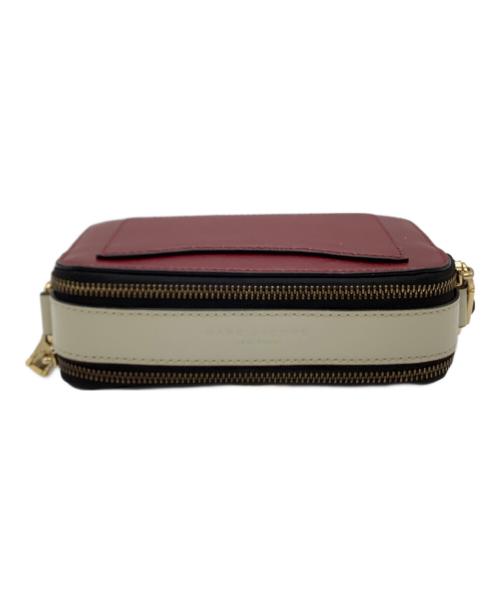 MARC JACOBS（マークジェイコブズ）MARC JACOBS (マークジェイコブズ) スナップショット レッド×ホワイト×ブラック×ゴールドの古着・服飾アイテム