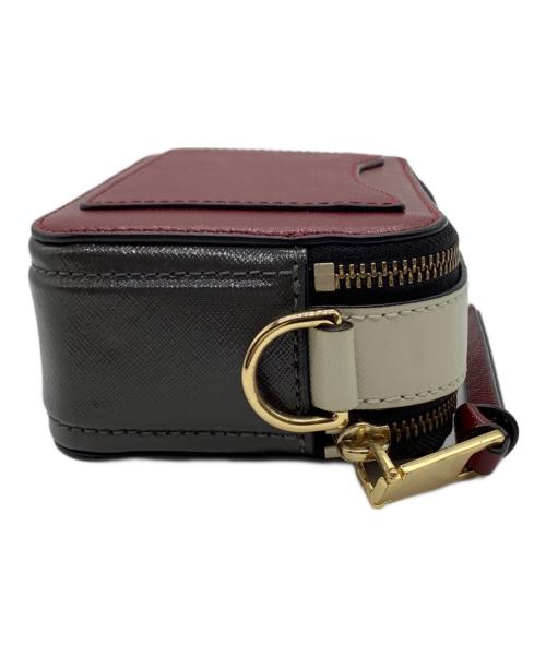 MARC JACOBS（マークジェイコブズ）MARC JACOBS (マークジェイコブズ) スナップショット レッド×ホワイト×ブラック×ゴールドの古着・服飾アイテム