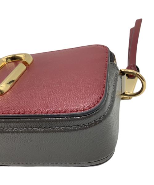 MARC JACOBS（マークジェイコブズ）MARC JACOBS (マークジェイコブズ) スナップショット レッド×ホワイト×ブラック×ゴールドの古着・服飾アイテム