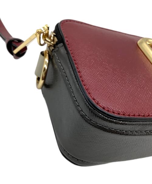 MARC JACOBS（マークジェイコブズ）MARC JACOBS (マークジェイコブズ) スナップショット レッド×ホワイト×ブラック×ゴールドの古着・服飾アイテム