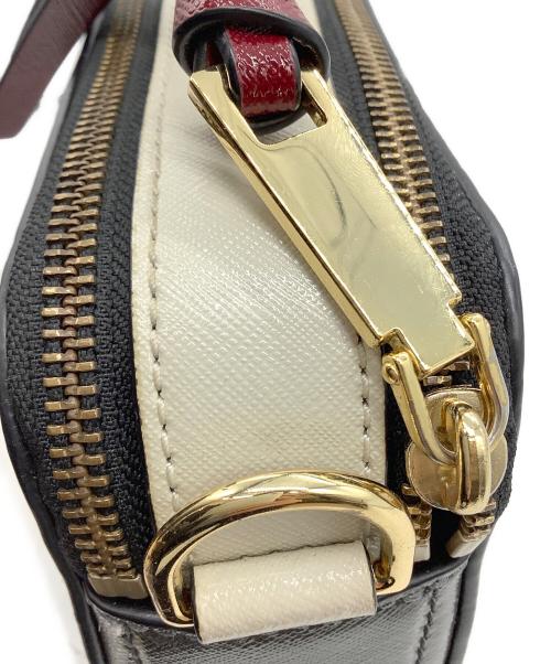 MARC JACOBS（マークジェイコブズ）MARC JACOBS (マークジェイコブズ) スナップショット レッド×ホワイト×ブラック×ゴールドの古着・服飾アイテム