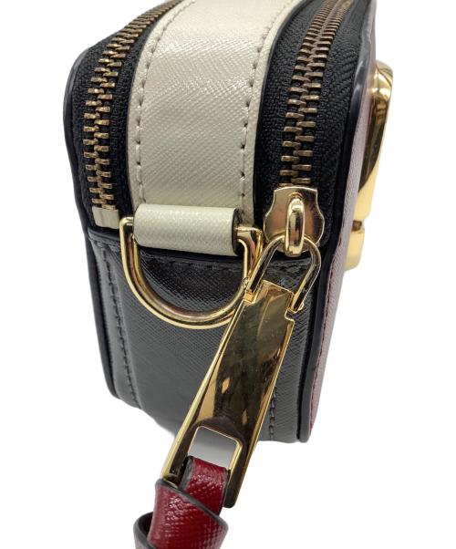 MARC JACOBS（マークジェイコブズ）MARC JACOBS (マークジェイコブズ) スナップショット レッド×ホワイト×ブラック×ゴールドの古着・服飾アイテム
