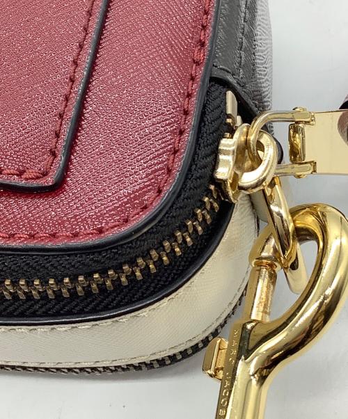 MARC JACOBS（マークジェイコブズ）MARC JACOBS (マークジェイコブズ) スナップショット レッド×ホワイト×ブラック×ゴールドの古着・服飾アイテム