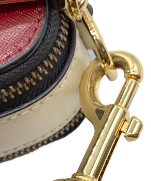 MARC JACOBS（マークジェイコブズ）MARC JACOBS (マークジェイコブズ) スナップショット レッド×ホワイト×ブラック×ゴールドの古着・服飾アイテム