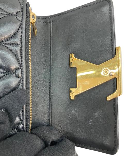 LOUIS VUITTON（ルイ ヴィトン）LOUIS VUITTON (ルイ ヴィトン) ポルトフォイユ・カプシーヌコンパクト	フラワーキルティング ブラック×ゴールドの古着・服飾アイテム