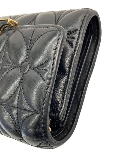 LOUIS VUITTON（ルイ ヴィトン）LOUIS VUITTON (ルイ ヴィトン) ポルトフォイユ・カプシーヌコンパクト	フラワーキルティング ブラック×ゴールドの古着・服飾アイテム