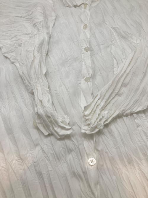 me ISSEY MIYAKE（ミーイッセイ ミヤケ）me ISSEY MIYAKE (ミーイッセイ ミヤケ) プリーツブラウス ホワイト サイズ:不明の古着・服飾アイテム