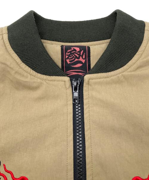 参丸一（サンマルイチ）参丸一 (サンマルイチ) 刺繍ブルゾン カーキ サイズ:Ｍの古着・服飾アイテム
