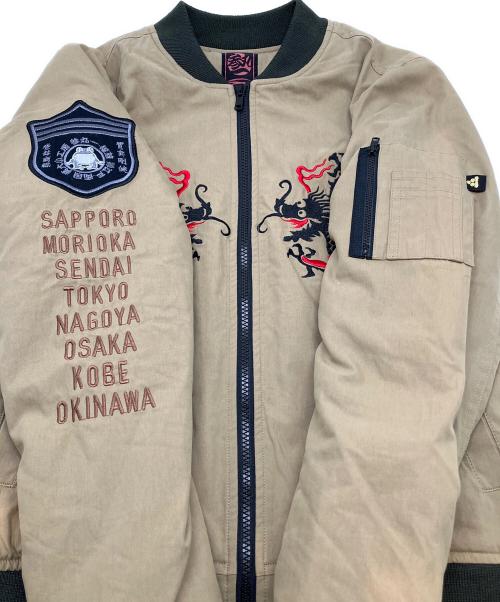 参丸一（サンマルイチ）参丸一 (サンマルイチ) 刺繍ブルゾン カーキ サイズ:Ｍの古着・服飾アイテム