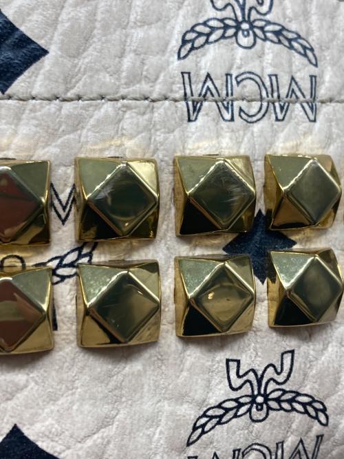 MCM（エムシーエム）MCM (エムシーエム) スタッズリュック ベージュの古着・服飾アイテム