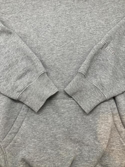 FOG ESSENTIALS（フィアオブゴッド エッセンシャル）FOG ESSENTIALS (フィアオブゴッド エッセンシャル) プルオーバーパーカー ライトグレー サイズ:Sの古着・服飾アイテム