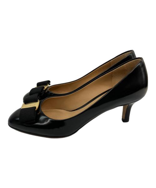 Salvatore Ferragamo（サルヴァトーレ フェラガモ）Salvatore Ferragamo (サルヴァトーレ フェラガモ) エナメル ヴァラリボン ブラック サイズ:5Cの古着・服飾アイテム