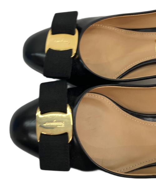 Salvatore Ferragamo（サルヴァトーレ フェラガモ）Salvatore Ferragamo (サルヴァトーレ フェラガモ) エナメル ヴァラリボン ブラック サイズ:5Cの古着・服飾アイテム