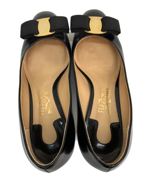 Salvatore Ferragamo（サルヴァトーレ フェラガモ）Salvatore Ferragamo (サルヴァトーレ フェラガモ) エナメル ヴァラリボン ブラック サイズ:5Cの古着・服飾アイテム