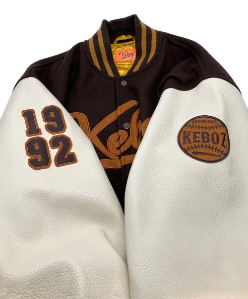 KEBOZ（ケボズ）KEBOZ (ケボズ) スタジアムジャケット ブラウン×ホワイト サイズ:XLの古着・服飾アイテム