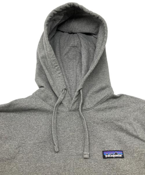 Patagonia（パタゴニア）Patagonia (パタゴニア) プルオーバーパーカー　メンズ・P-6ラベル・アップライザル・フーディ　SP21 グレー サイズ:XSの古着・服飾アイテム