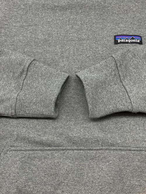 Patagonia（パタゴニア）Patagonia (パタゴニア) プルオーバーパーカー　メンズ・P-6ラベル・アップライザル・フーディ　SP21 グレー サイズ:XSの古着・服飾アイテム