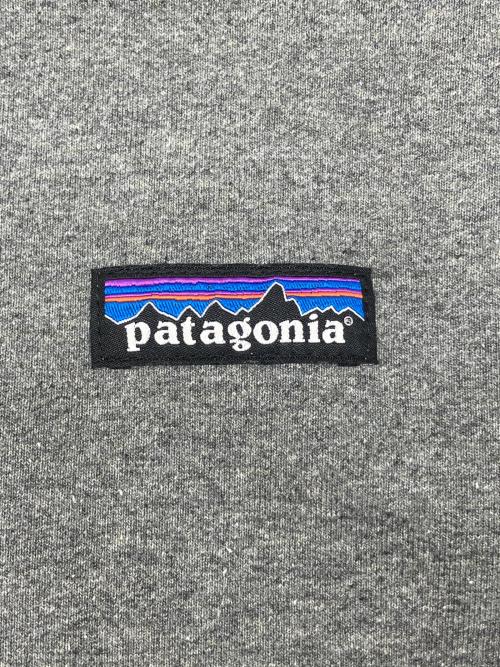 Patagonia（パタゴニア）Patagonia (パタゴニア) プルオーバーパーカー　メンズ・P-6ラベル・アップライザル・フーディ　SP21 グレー サイズ:XSの古着・服飾アイテム