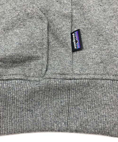 Patagonia（パタゴニア）Patagonia (パタゴニア) プルオーバーパーカー　メンズ・P-6ラベル・アップライザル・フーディ　SP21 グレー サイズ:XSの古着・服飾アイテム