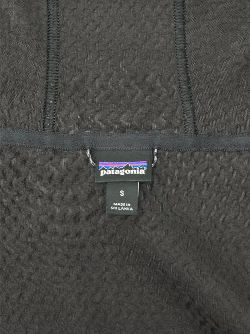Patagonia（パタゴニア）Patagonia (パタゴニア) ジップパーカー　メンズ・R1エア・フルジップ・フーディ　SP22 ブラック サイズ:Ｓの古着・服飾アイテム
