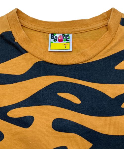 BAPE BY A BATHING APE（ベイプバイアベイシングエイプ）BAPE BY A BATHING APE (ベイプバイアベイシングエイプ) バックロゴプリントピチT　Y2K イエロー×ブラック サイズ:Sの古着・服飾アイテム