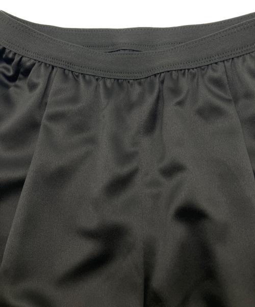 LE PHIL（ル フィル）LE PHIL (ル フィル) テーパードサテンパンツ ブラックの古着・服飾アイテム