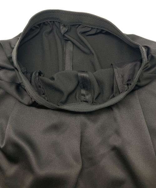 LE PHIL（ル フィル）LE PHIL (ル フィル) テーパードサテンパンツ ブラックの古着・服飾アイテム
