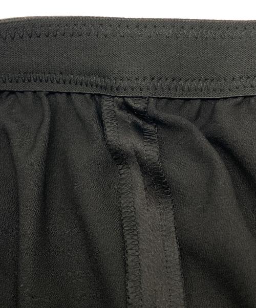 LE PHIL（ル フィル）LE PHIL (ル フィル) テーパードサテンパンツ ブラックの古着・服飾アイテム