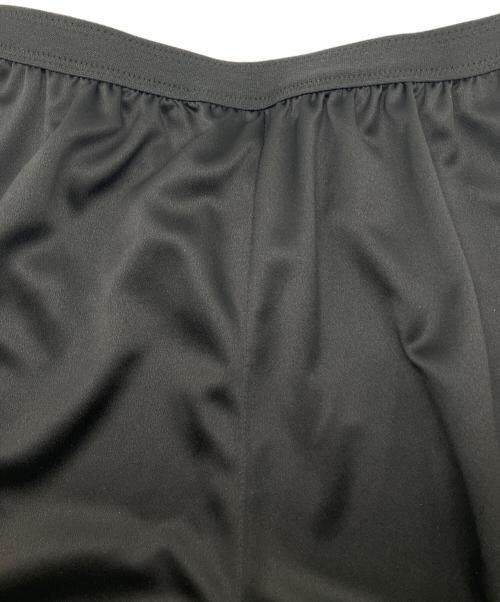 LE PHIL（ル フィル）LE PHIL (ル フィル) テーパードサテンパンツ ブラックの古着・服飾アイテム
