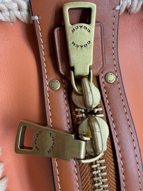 COACH（コーチ）COACH (コーチ) ローグ20・クロシェ ブラウン×ネイビーの古着・服飾アイテム