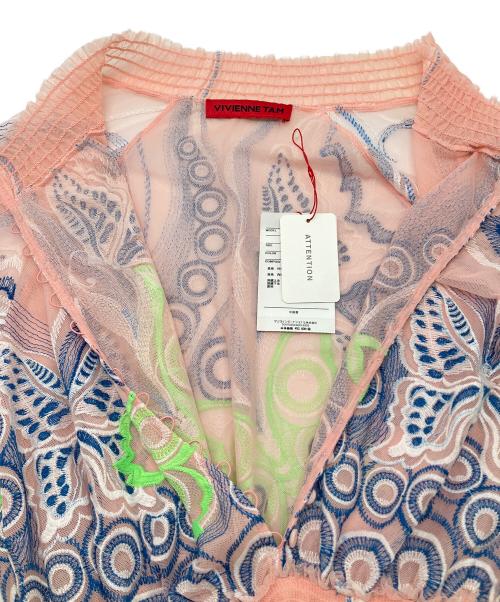 VIVIENNE TAM（ヴィヴィアンタム）VIVIENNE TAM (ヴィヴィアンタム) 長袖ワンピース　BUTTERFLY EMBROIDERY ON RIGID NETTING ピンク サイズ:38 未使用品の古着・服飾アイテム