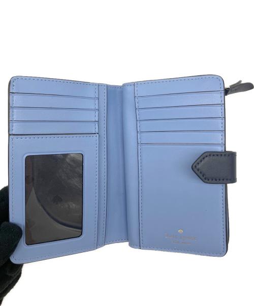 Kate Spade（ケイトスペード）Kate Spade (ケイトスペード) スペード リンク ミディアム コンパクト バイフォールド ウォレット（Spade Link Medium Compact Bifold Wallet） ブルーの古着・服飾アイテム