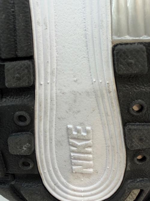 NIKE（ナイキ）NIKE (ナイキ) ローカットスニーカー シルバー×ブラック サイズ:27.5の古着・服飾アイテム