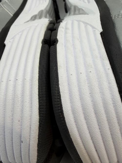 NIKE（ナイキ）NIKE (ナイキ) ローカットスニーカー シルバー×ブラック サイズ:27.5の古着・服飾アイテム