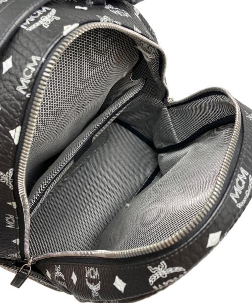 MCM（エムシーエム）MCM (エムシーエム) STARK BACKPACK MEDIUM WHITE LOGO VISETOS ブラックの古着・服飾アイテム