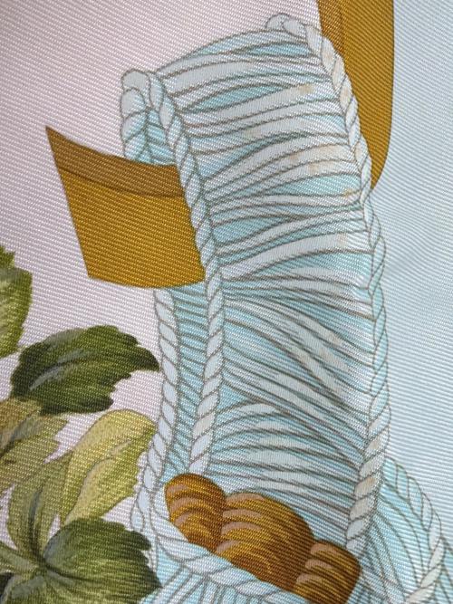 HERMES（エルメス）HERMES (エルメス) レジーナ(女王陛下)　カレ90 ホワイト×スカイブルーの古着・服飾アイテム